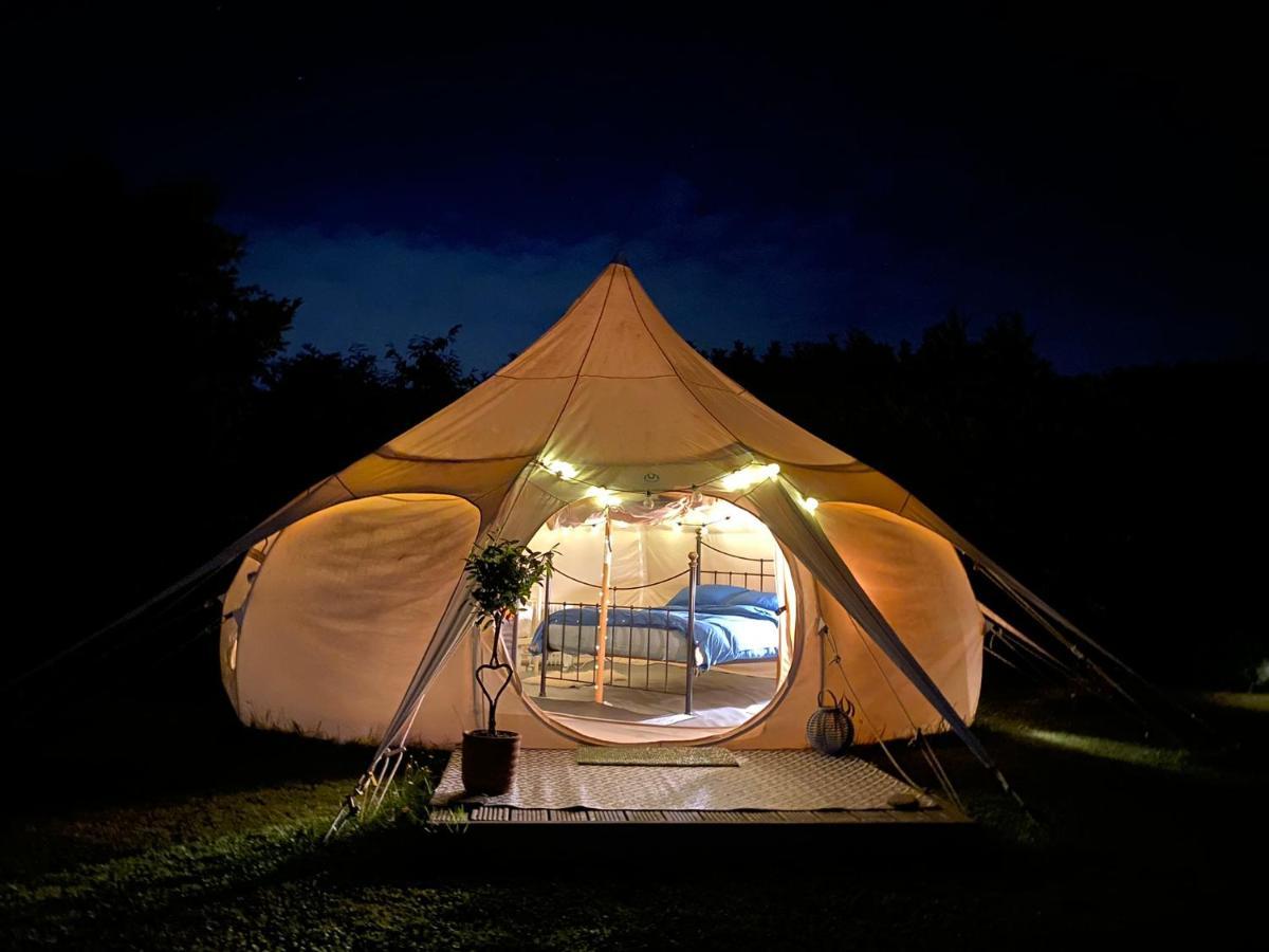 Secret Garden Glamping Hotel Lymington Bagian luar foto